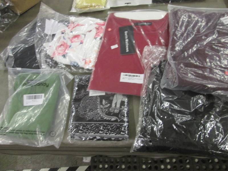 lot 43 image: 7 Assorted Ladies Tops...