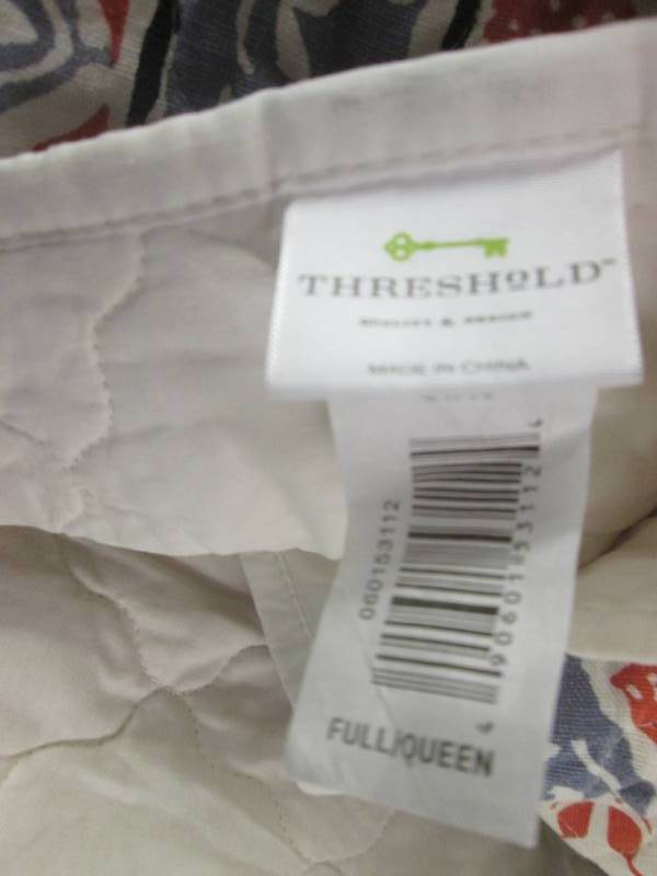 lot 126 image: Threshold Full Queen Quilted Bedsp...