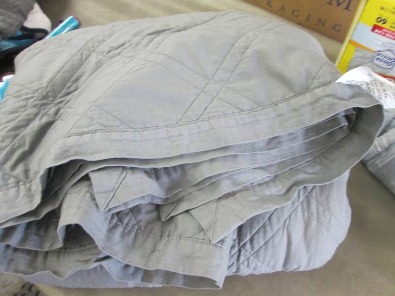 lot 133 image: Threshold FullQueen Bed Quilt out ...