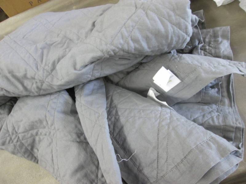 lot 134 image: Threshold FullQueen Bed Quilt out ...