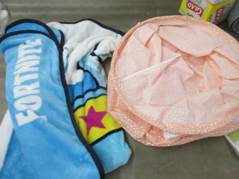 lot 136 image: Fortnite Snuggle Blanket, Scrunchab...