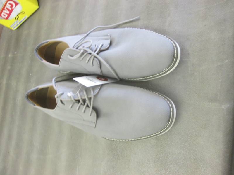 lot 142 image: Lightly Used Size 10 Mens Shoes...