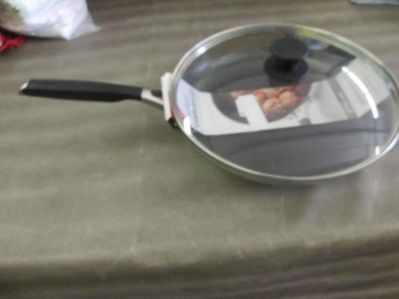 lot 192 image: 12 in Caphelon Fry Paaan with Lid...