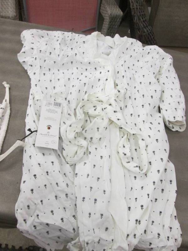 lot 205 image: SM Adult Short Robe...