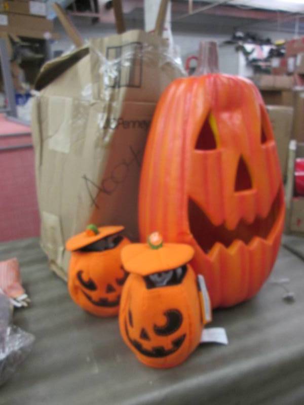 lot 206 image: Assorted Halloween Dcor...