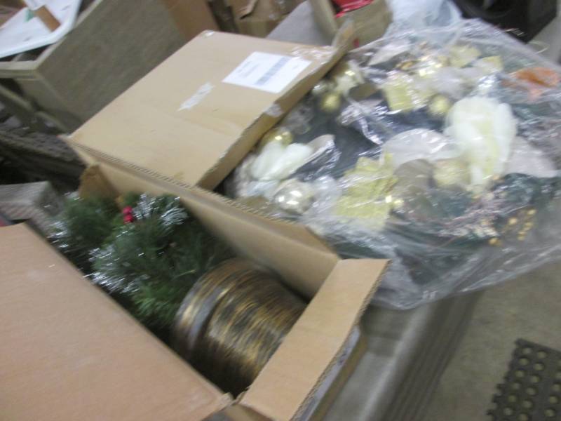 lot 216 image: Potted Holiday Tree, Christmas Wrea...