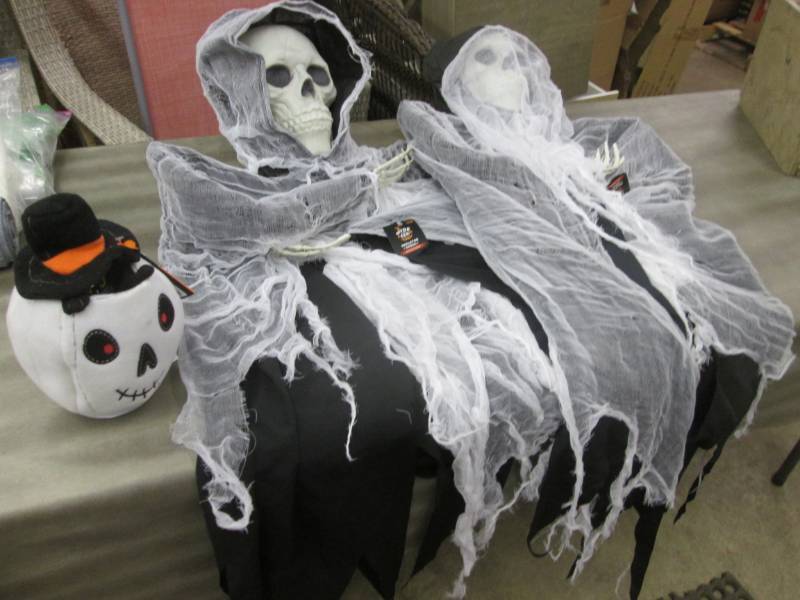 lot 222 image: 2 Skeleton Ghouls, Halloween Item...