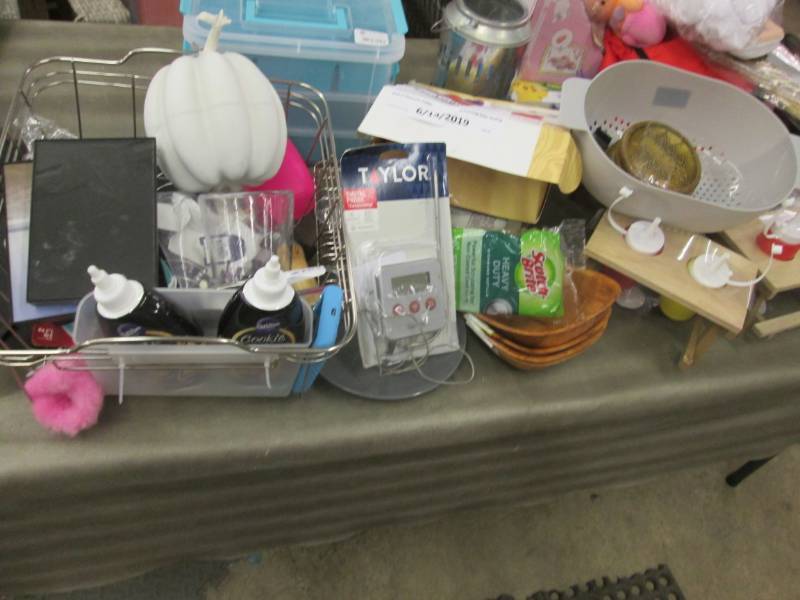 lot 224 image: Misc Lot- Kitchen & Dcor Items...