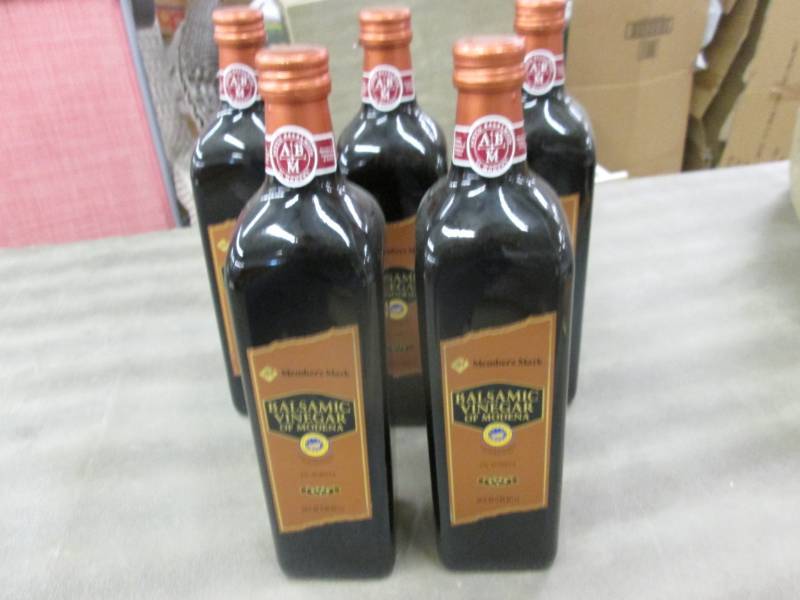 lot 260 image: 5- 34 oz Bottles Members Mark Balsa...