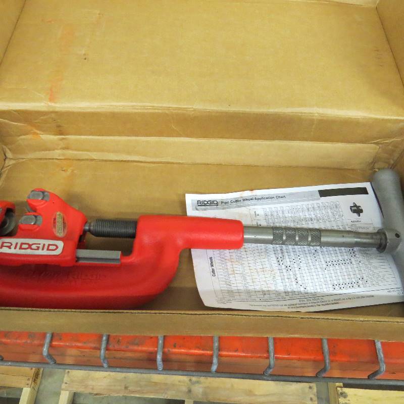 lot 11 image: Rigid 18 In. to 2 In Model 202 Wide-Roll Pipe Cutter