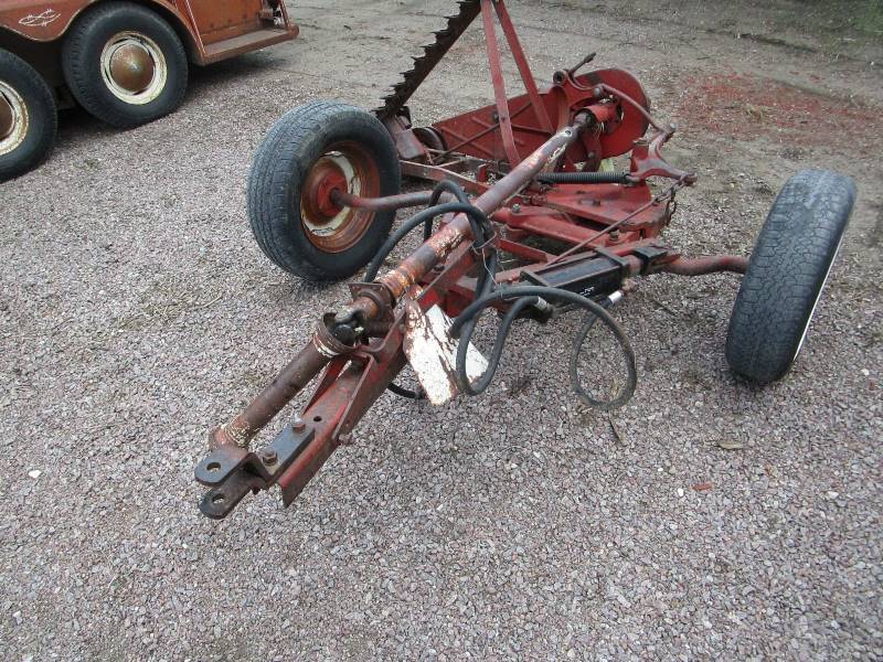 9 IH 1100 Mower