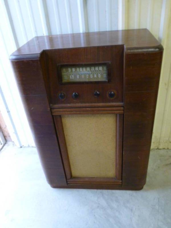 lot 3 image: Vintage Tube Radio