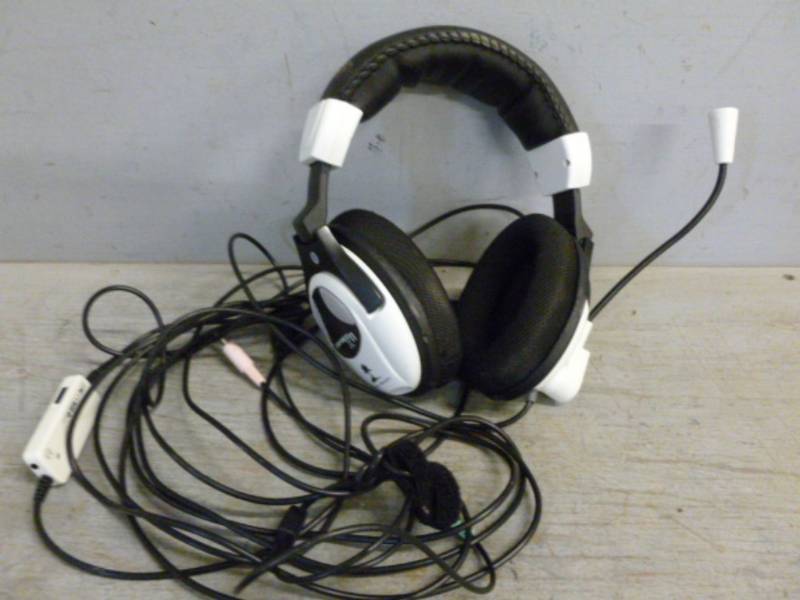 lot 40 image: Turtle Beach Headphones