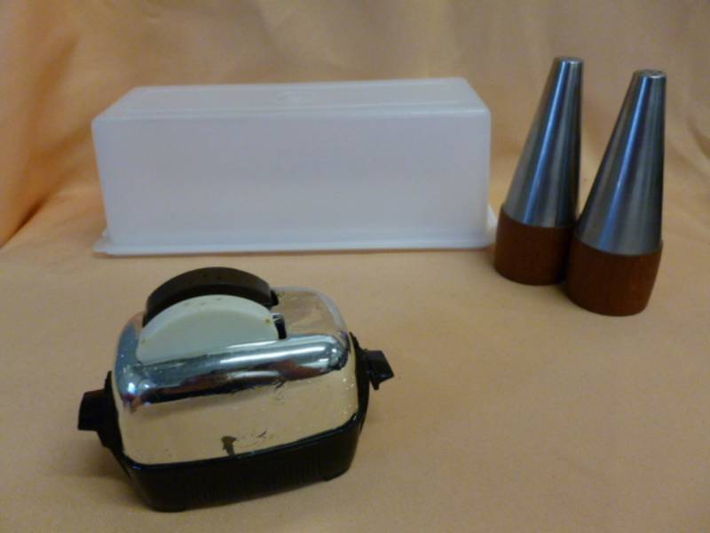lot 48 image: Vintage Salt And Pepper Sets