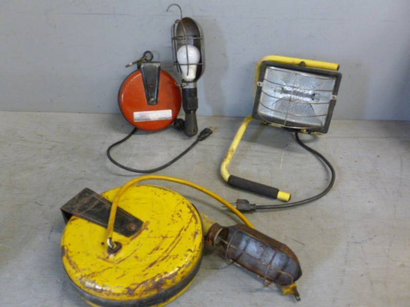 lot 138 image: Retractable Trouble Light