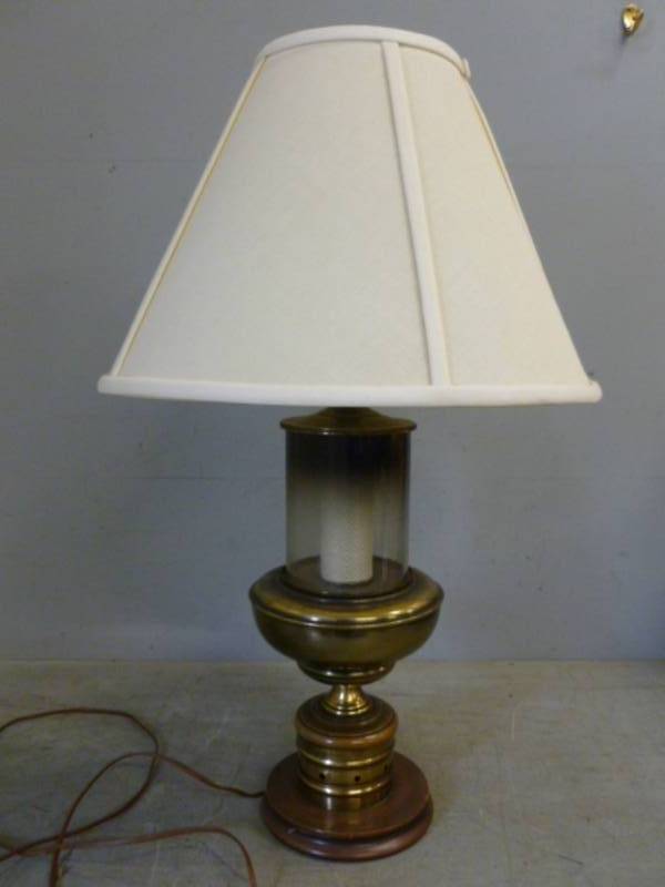 lot 141 image: Vintage Lamp