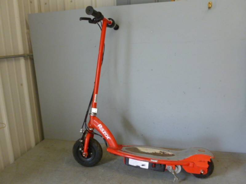 lot 157 image: Razor Scooter