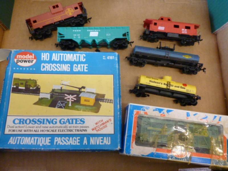 lot 203 image: HO Scale Train Cars