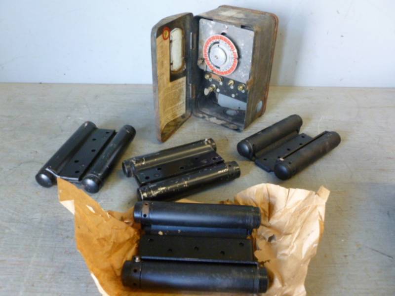 lot 246 image: New Vintage Hinges