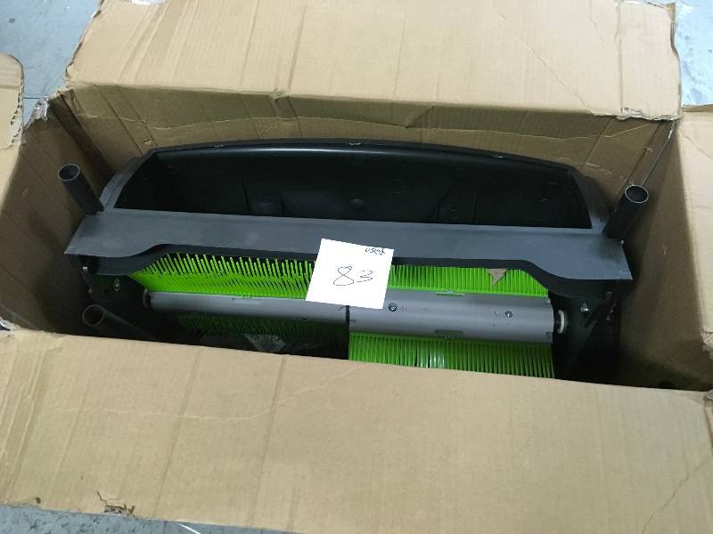 lot 83 image: Earthwise large 21 lawn sweeper in very good condition