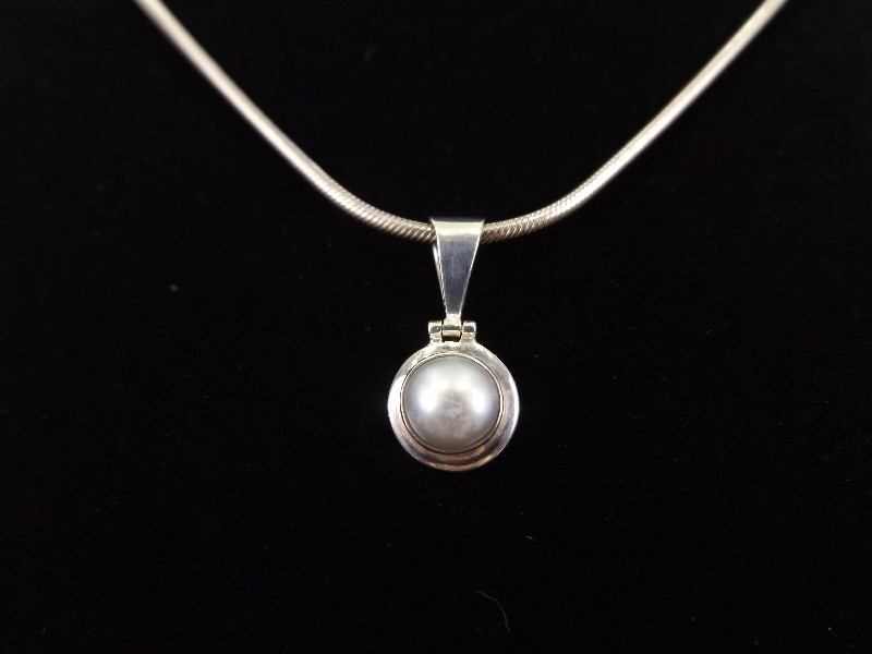 .925 Sterling Silver Pearl Cabochon Pendant Necklace