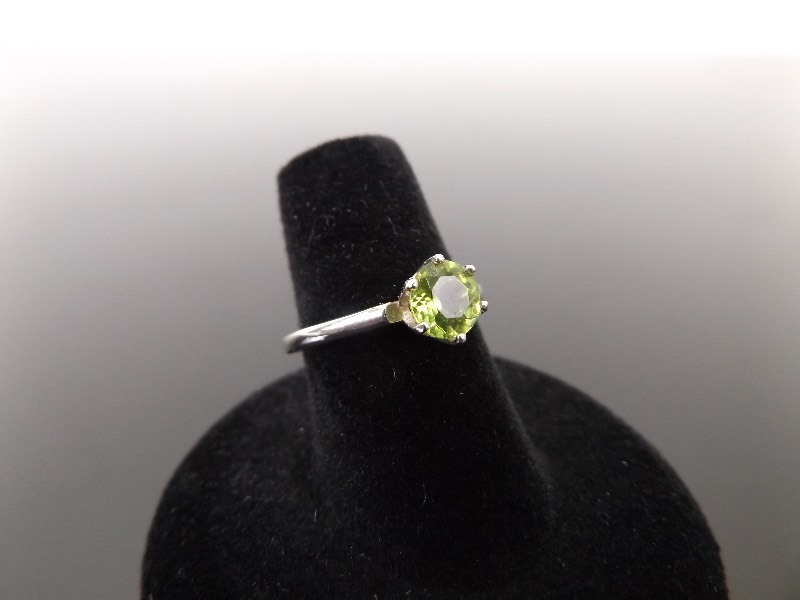 .925 Sterling Silver Peridot Crystal Solitaire Ring Size 6.5
