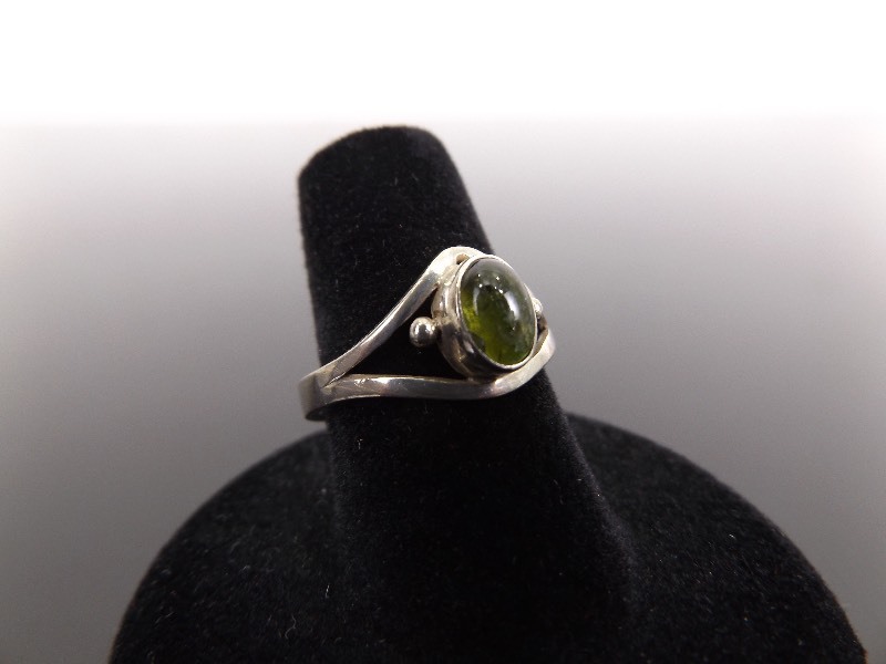 .925 Sterling Silver Peridot Cabochon Ring Size 7