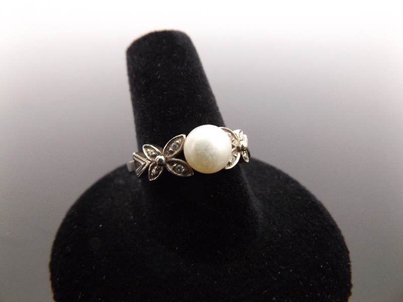 .925 Sterling Silver Pearl and Crystal Accented Ring Size 9