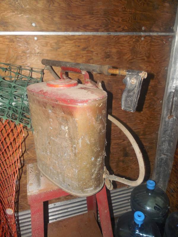 lot 13 image: BACK PACK  TANK-SPRAYER