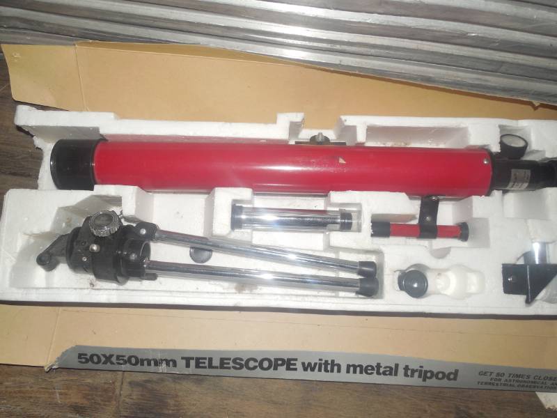 lot 23 image: TABLE TOP TELESCOPE