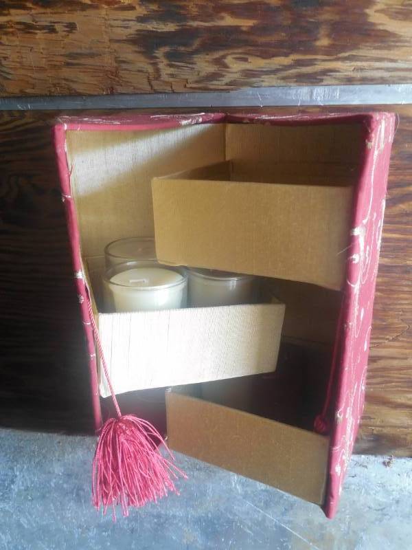 lot 24 image: CANDLE BOX
