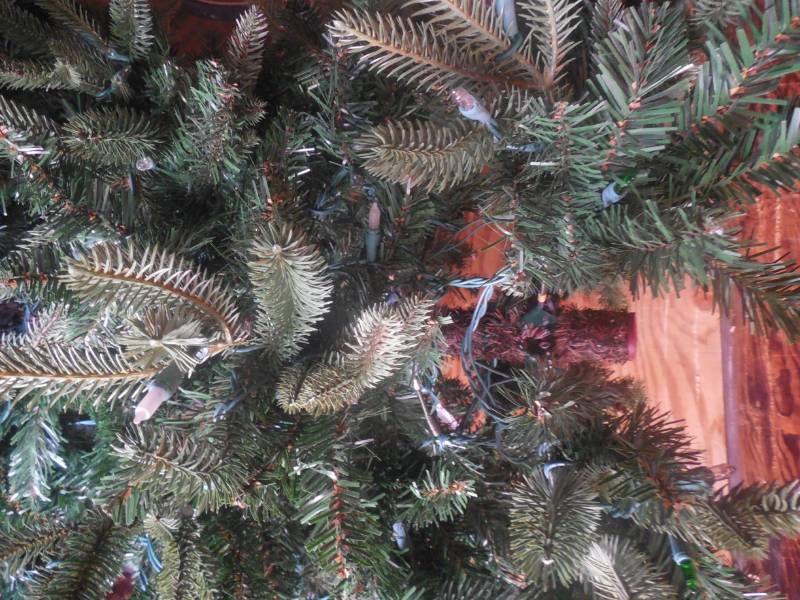 lot 28 image: PRE LITE---CHRISTMAS TREE
