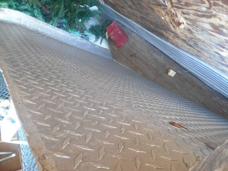 lot 30 image: DIAMOND PLATE FORK LIFT RAMP