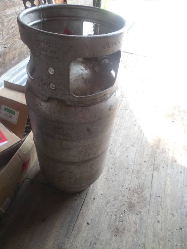 lot 31 image: FORK LIFT PROPANE TANK