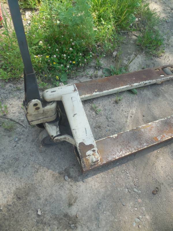 lot 48 image: HAND PALLET JACK