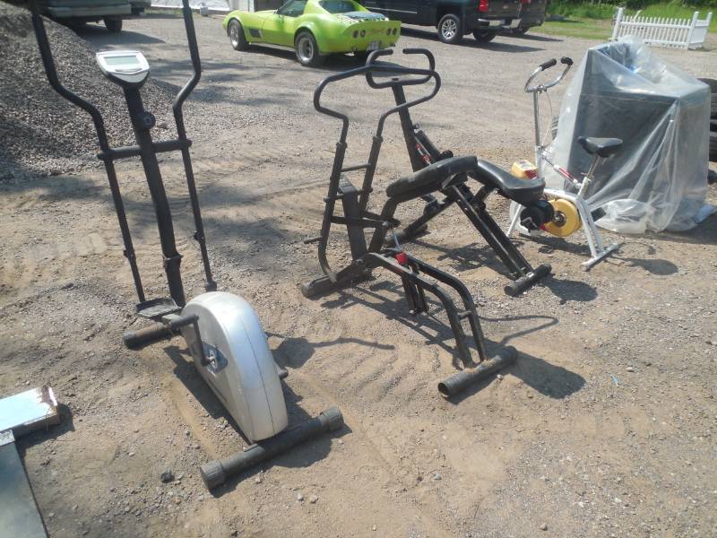 lot 51 image: LOT OF FITNESS EQUIPMENT