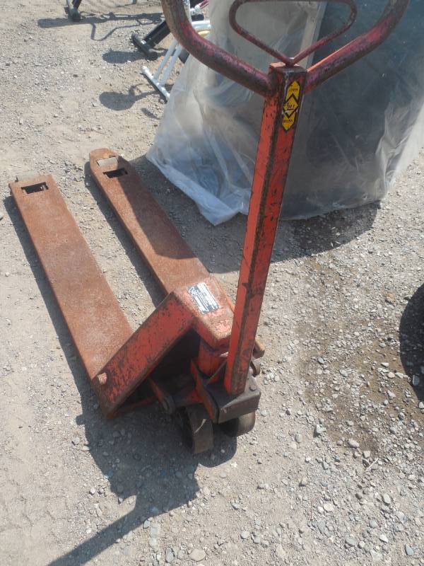 lot 53 image: HAND PALLET JACK