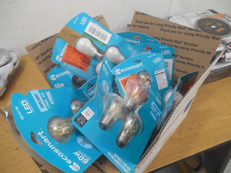 lot 58 image: BOX LOT OF LED LIGHT BULDS