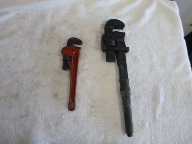 2 Pipe Wrenches