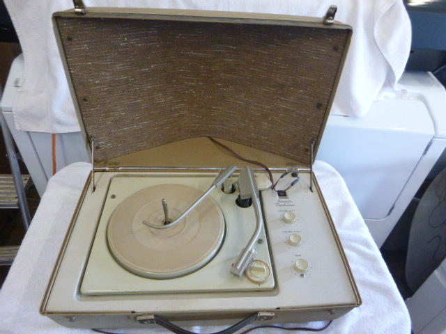 Vintage GE Transistor Dualaramic Record Player