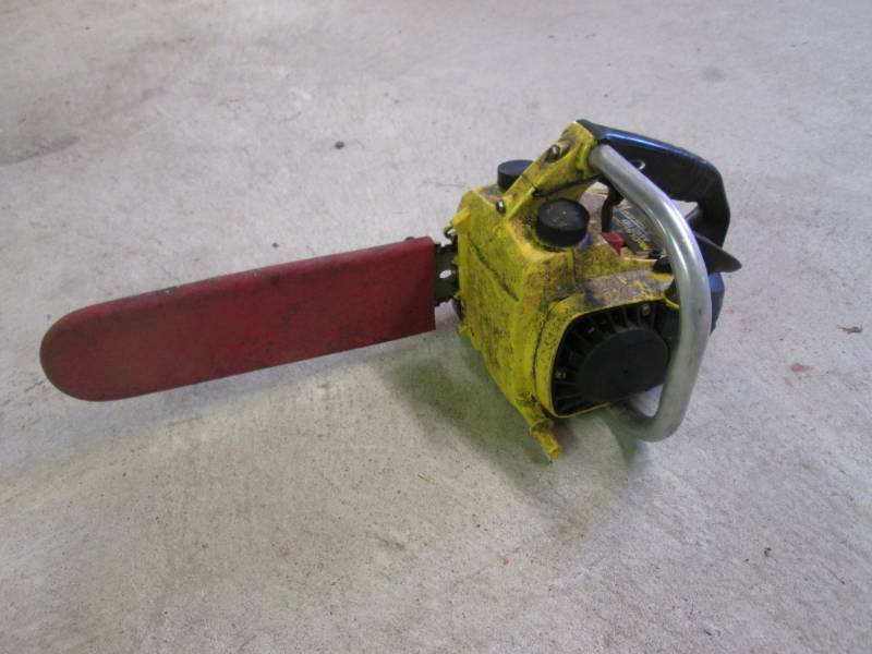 lot 6 image: McCulloch Mac 110 Chainsaw Turns ov...