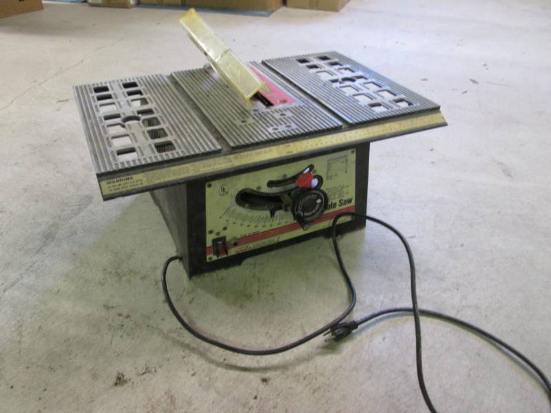lot 7 image: 10 Table Saw Powers on and Runs  W...