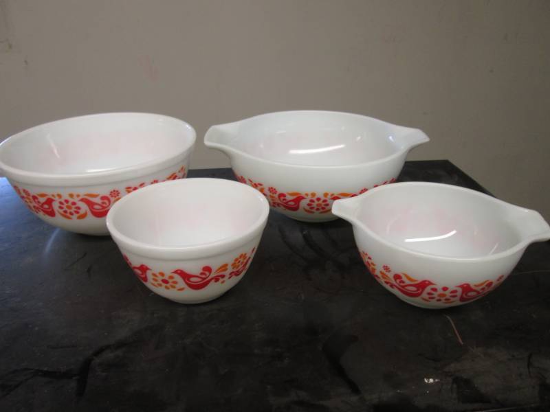 lot 18 image: 4pc Pyrex Bowl Set  WHB...