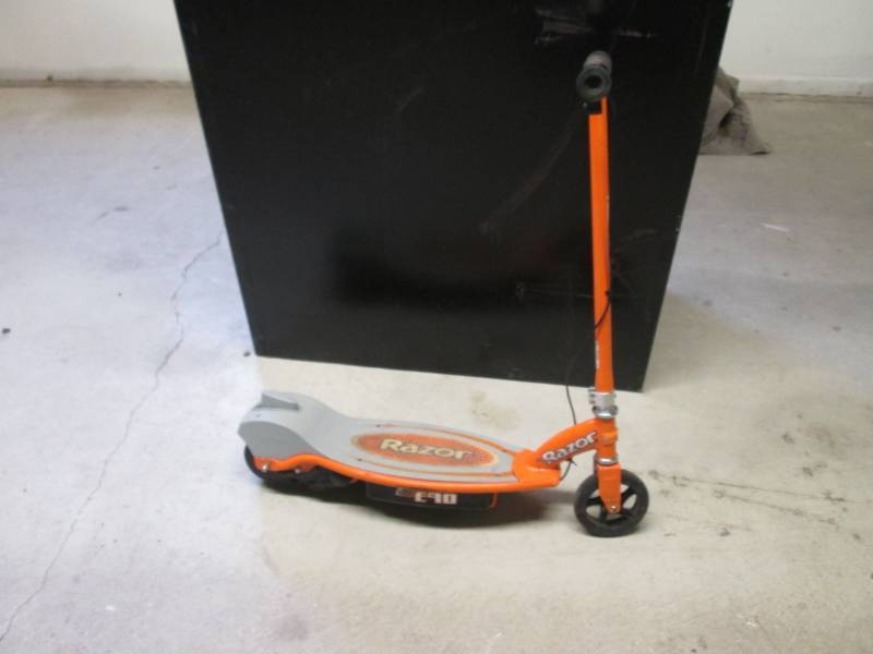 lot 21 image: Razor E90 Electric Scooter  WHB...