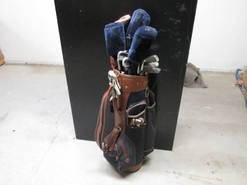 lot 25 image: Set of Golf Clubs with Misc Accesso...