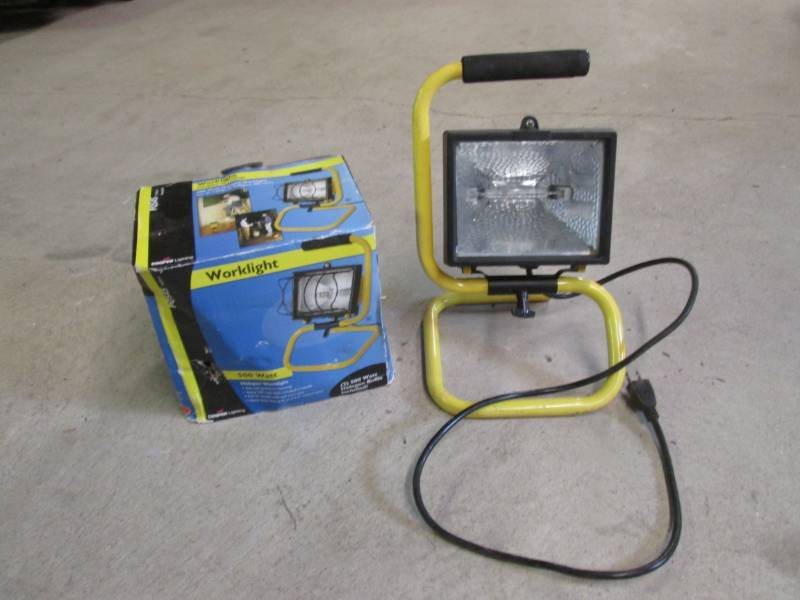 lot 35 image: Lot of 2 Work Lights 1 New in Box  ...