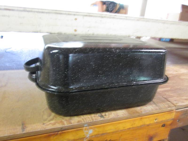 lot 71 image: Large Roasting Pan Approx 18 x 12...