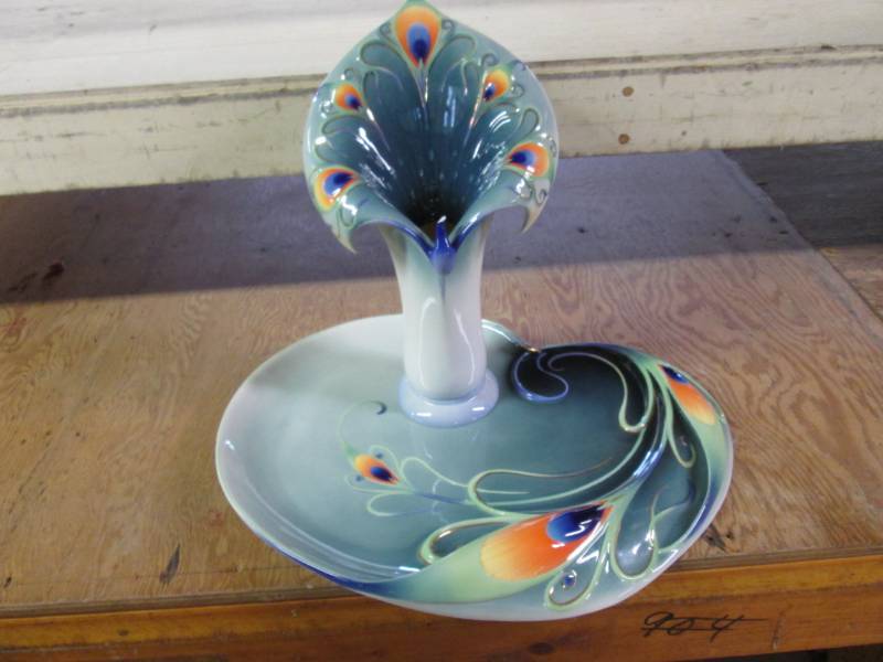 lot 72 image: Kathy Ireland Home Large Ceramic Di...