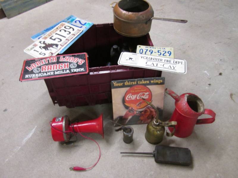 lot 79 image: Tote Full of Misc See Photos Vintag...