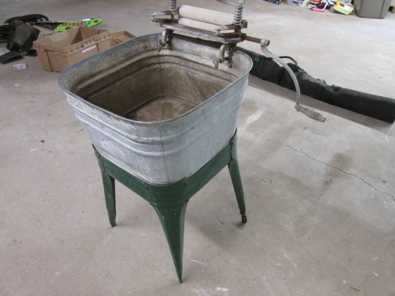 vintage wash tub with wringer